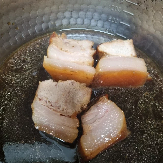 먹기 좋은 크기로 썰어서 냄비에서 졸여서 색을 입히는 과정