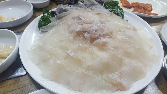 김치 한 점이 회의 감칠맛을 끌어올린다 김치 페어링 2